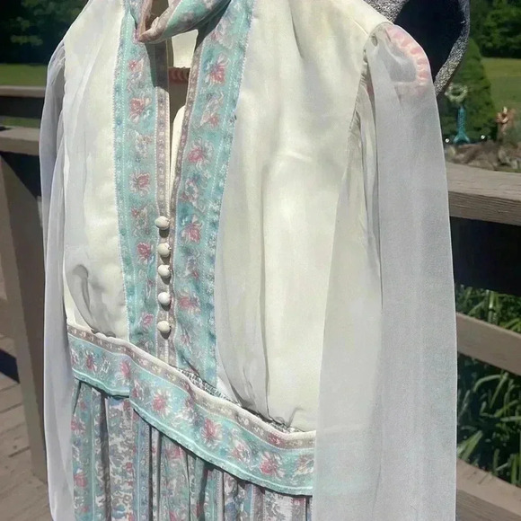 Vintage woman’s dress. The stress is super tiny. Measurements in photos. - Picture 3 of 14